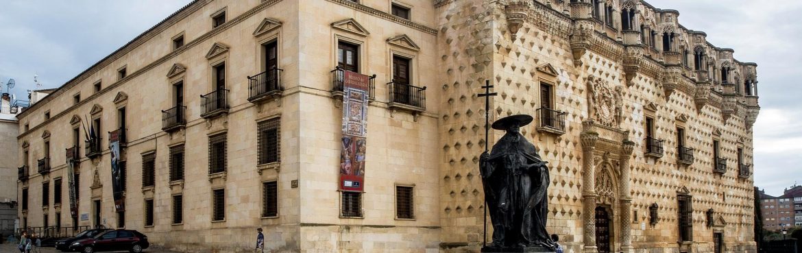 Vista del Palacio del Infantado que ilustra un artículo sobre gentilicios de Guadalajara